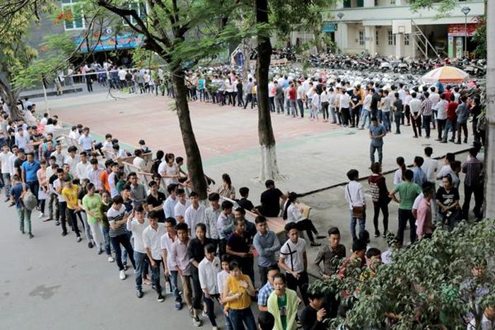 Người lao động Việt Nam tham dự kỳ thi tiếng Hàn để sang Hàn Quốc làm việc.