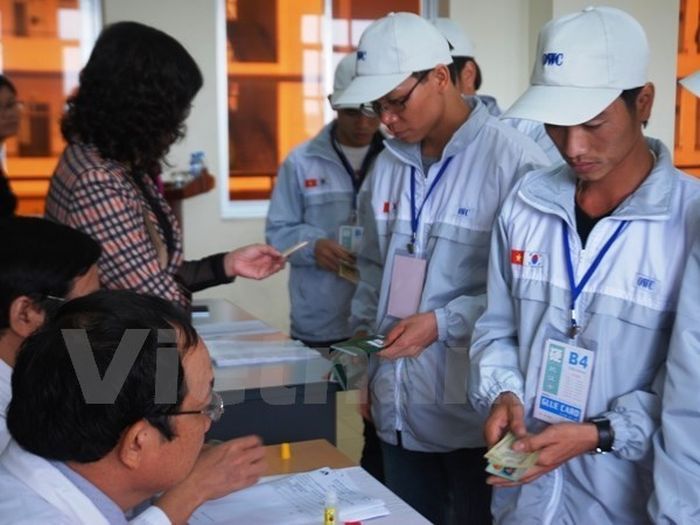 Lao động Việt Nam làm thủ tục sang Hàn Quốc làm việc (Ảnh minh họa: PV/vietnam+)