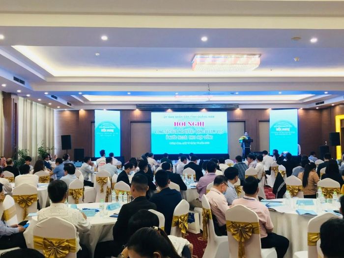 Phó Chủ tịch UBND tỉnh Trần Anh Tuấn chủ trì Hội nghị công tác đưa người lao động đi làm việc ở nước ngoài theo hợp đồng - (Ảnh: Thùy Trang/quangnam.gov.vn).