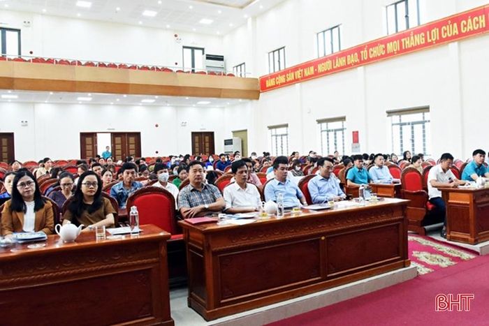 Toàn cảnh phiên giao dịch việc làm lưu động tại huyện Kỳ Anh.