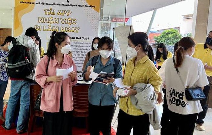 Lao động trẻ tìm kiếm cơ hội việc làm tại một phiên giao dịch ẢNH: HUỲNH NHƯ