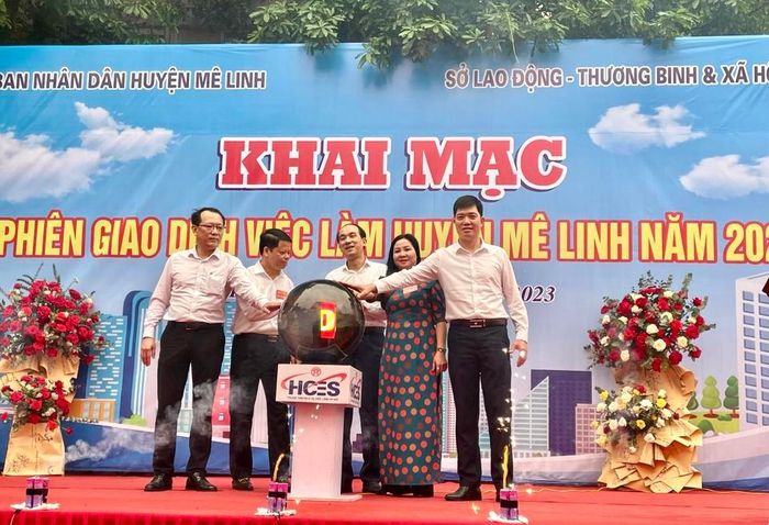 Các đại biểu nhấn chuông khai mạc Phiên Giao dịch việc làm lưu động huyện Mê Linh năm 2023.