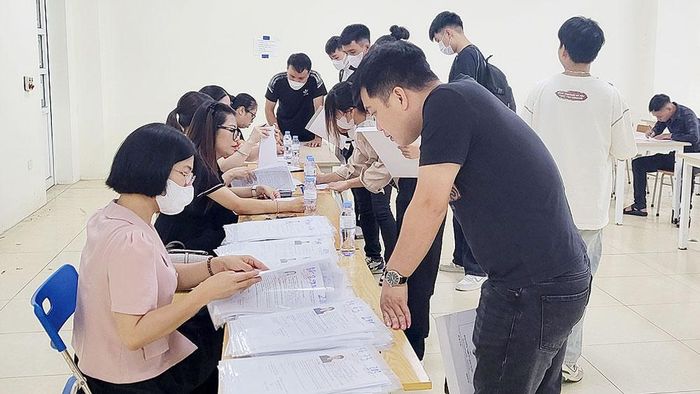 Cán bộ Sở LĐTBXH, Trung tâm Dịch vụ việc làm tỉnh tiếp nhận hồ sơ đi làm việc tại Hàn Quốc.