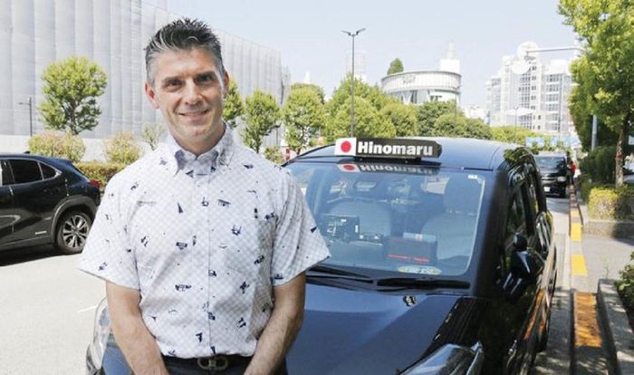 Một tài xế taxi người Italy đang làm việc tại Nhật Bản. Ảnh: Mainichi/NLD