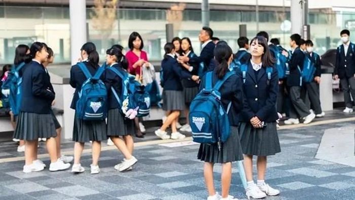 Nhiều trường trung học tại Nhật Bản đang cân nhắc việc bỏ thẻ tên trên đồng phục. (Nguồn: Shutterstock)